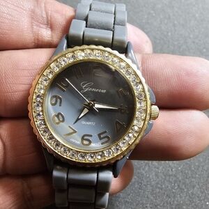 Geneva ladies quartz fashion watch gray with gold tone pave bezel working